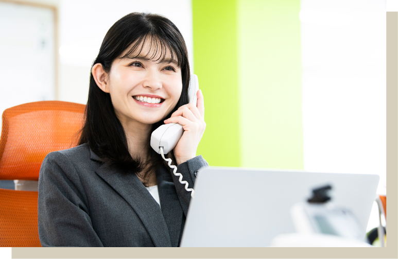 うまく電話対応をする女性