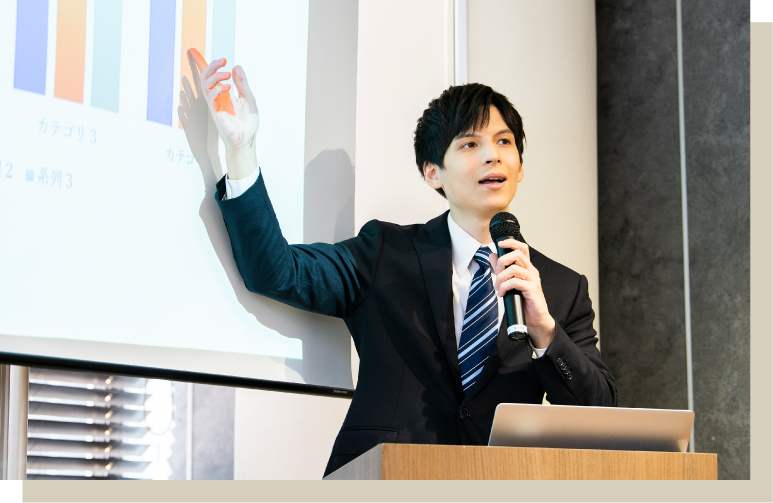 講義をする男性